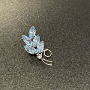 ESTATE FIND! Vintage Ice Blue Rhinestone Prong Set Silver Tone Brooch Pin